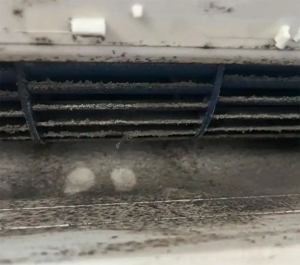 桥东空调吹的风有股烧焦味是怎么回事